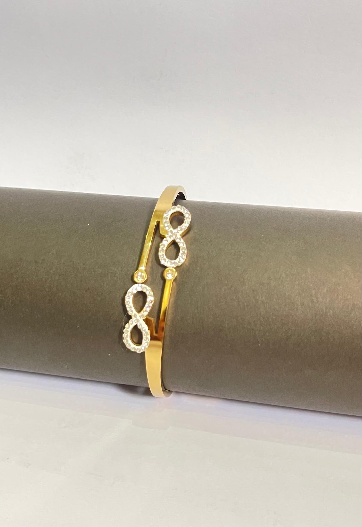 Aura Handcuff