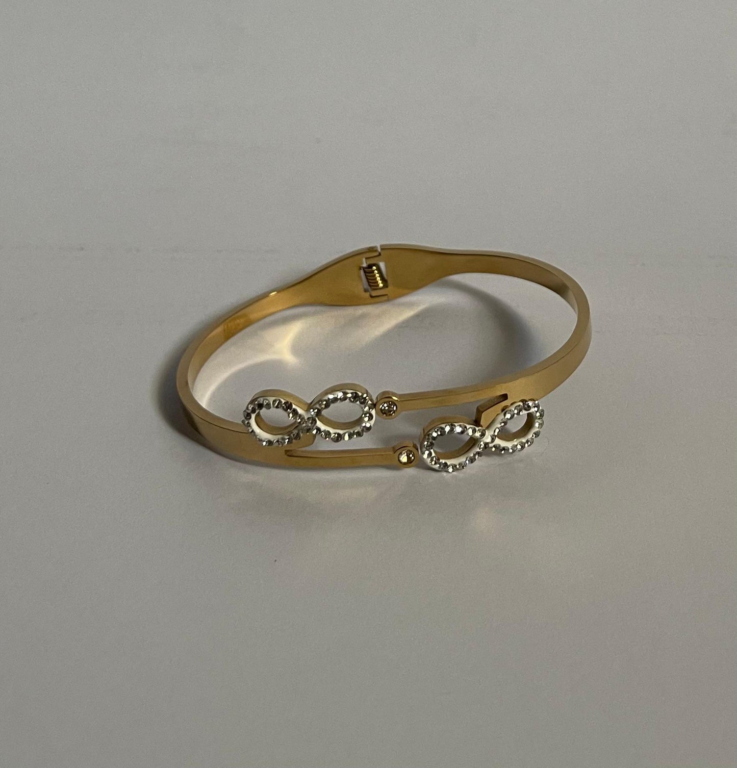 Aura Handcuff